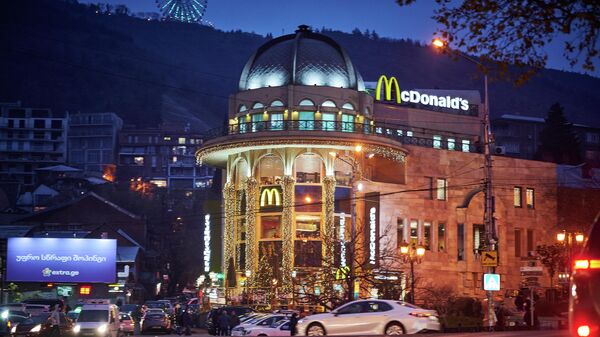 Вид на ночной предновогодний Тбилиси - МакДоналдс на Руставели - Sputnik Грузия