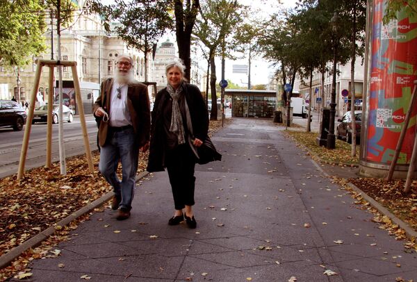 Да и тем, кто постарше пешие прогулки по городу на пользу. Слегка завидно, что, в отличие от молодых, люди старшего поколения здесь выглядит намного счастливей и ухоженней, чем в Тбилиси. - Sputnik Грузия