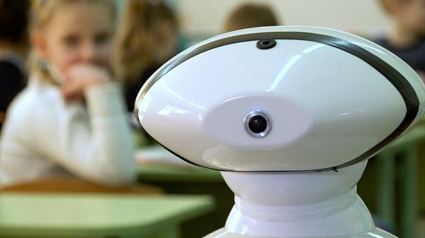 Дистанционка с эффектом присутствия: робот заменил ученика - видео - Sputnik Грузия