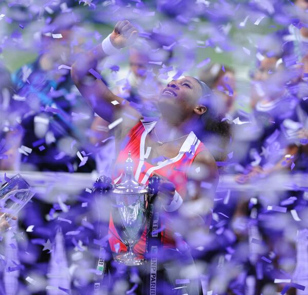 Серена Уильямс из США держит трофей после победы в финале теннисного турнира в Стамбуле - Sputnik Грузия