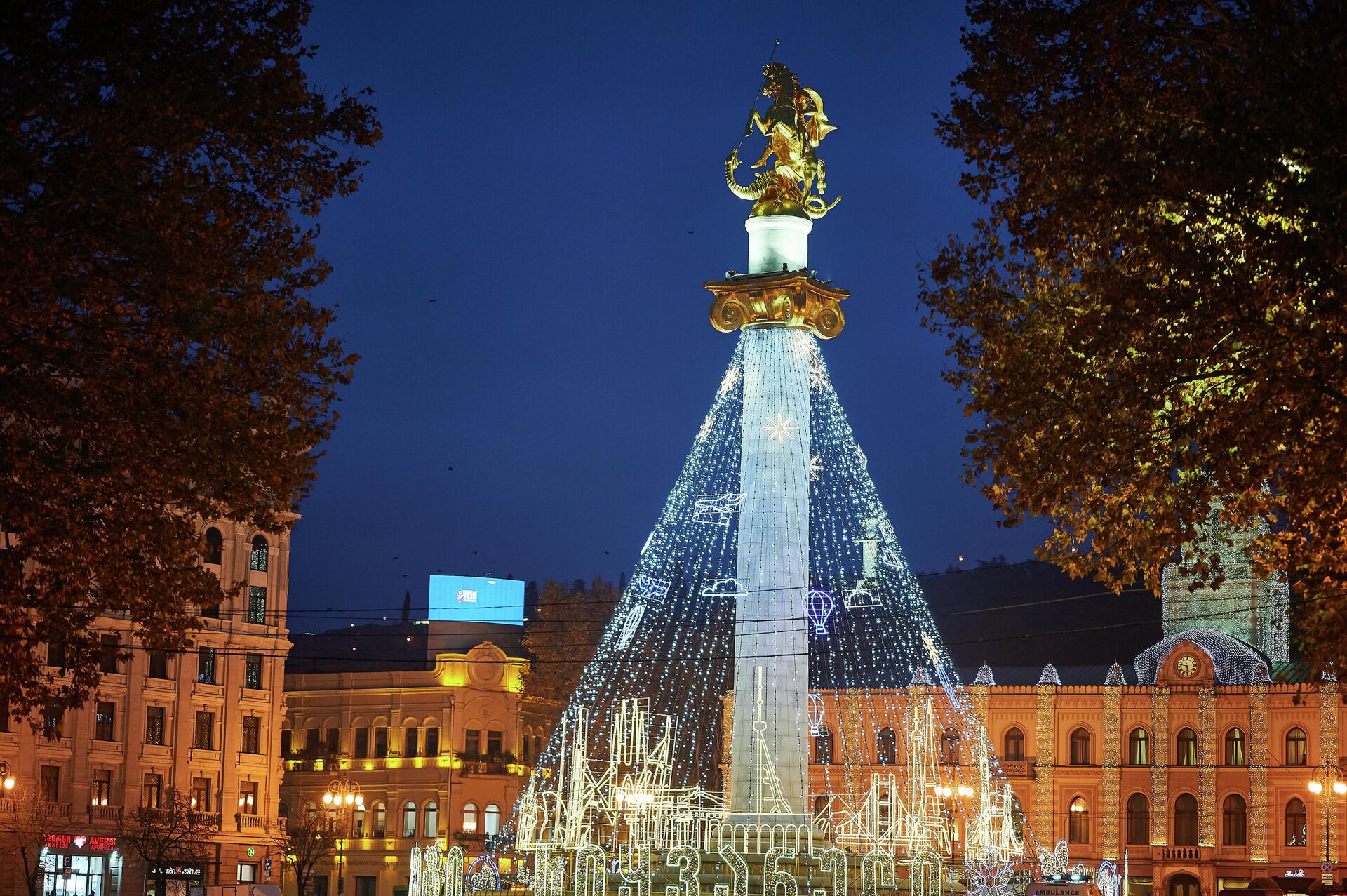 Новогодние украшения и праздничная иллюминация, площадь Свободы - статуя Святого Георгия - Sputnik Грузия, 1920, 04.01.2024