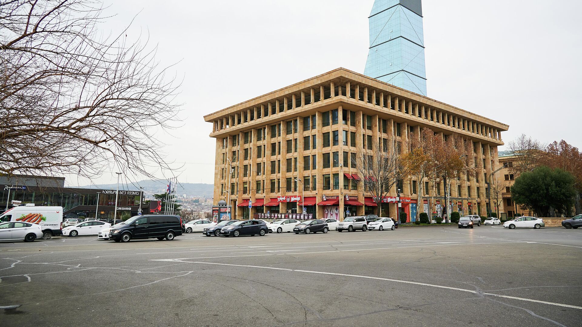 Вид на город Тбилиси - проспект Руставели, здание Билтмор и здание бывшего телеграфа - Sputnik Грузия, 1920, 28.12.2021