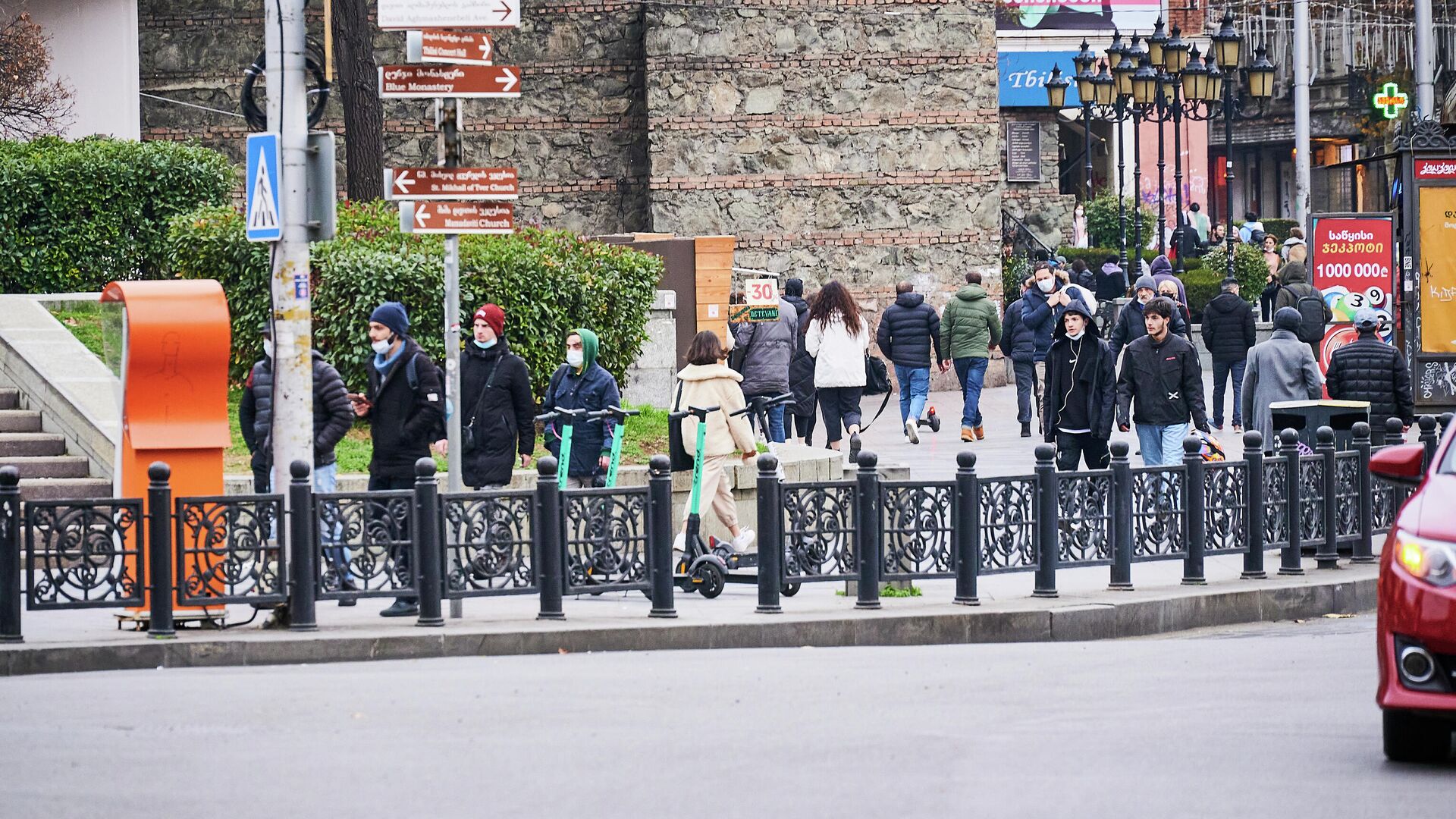 Эпидемия коронавируса - прохожие на улицах Тбилиси в масках - Sputnik Грузия, 1920, 17.12.2021
