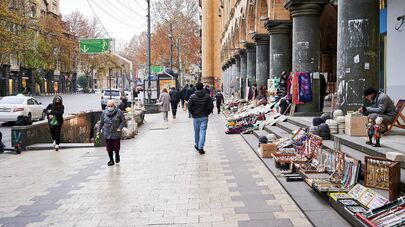 Вид на город Тбилиси - торговля картинами и сувенирами у здания Академии Наук на проспекте Руставели