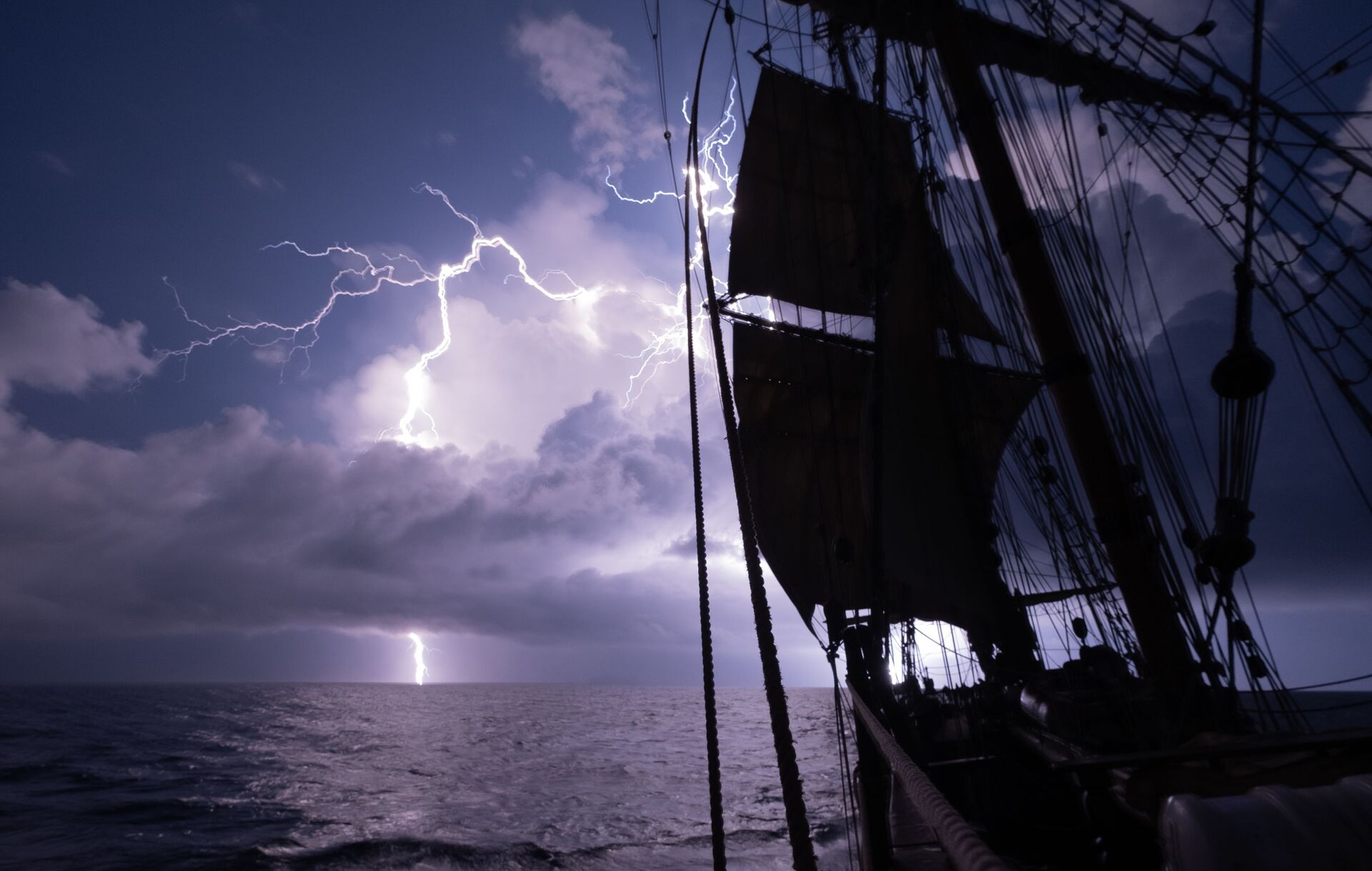 Гроза во время шторма в Эгейском море возле архипелага Киклады в Греции - Sputnik Грузия, 1920, 31.08.2022