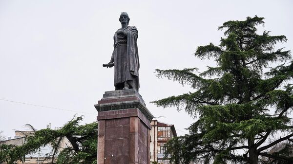 Памятник Шота Руставели в центре грузинской столицы - Sputnik Грузия