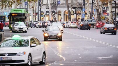 Вид на город Тбилиси - машины на проспекте Руставели