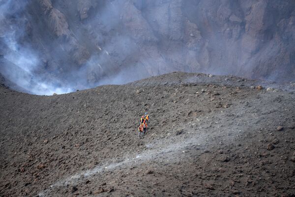 Ученые исследуют кратер вулкана - Sputnik Грузия