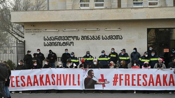 Акция протеста сторонников Саакашвили у здания МВД в Ортачала 18 декабря 2021 года - Sputnik Грузия
