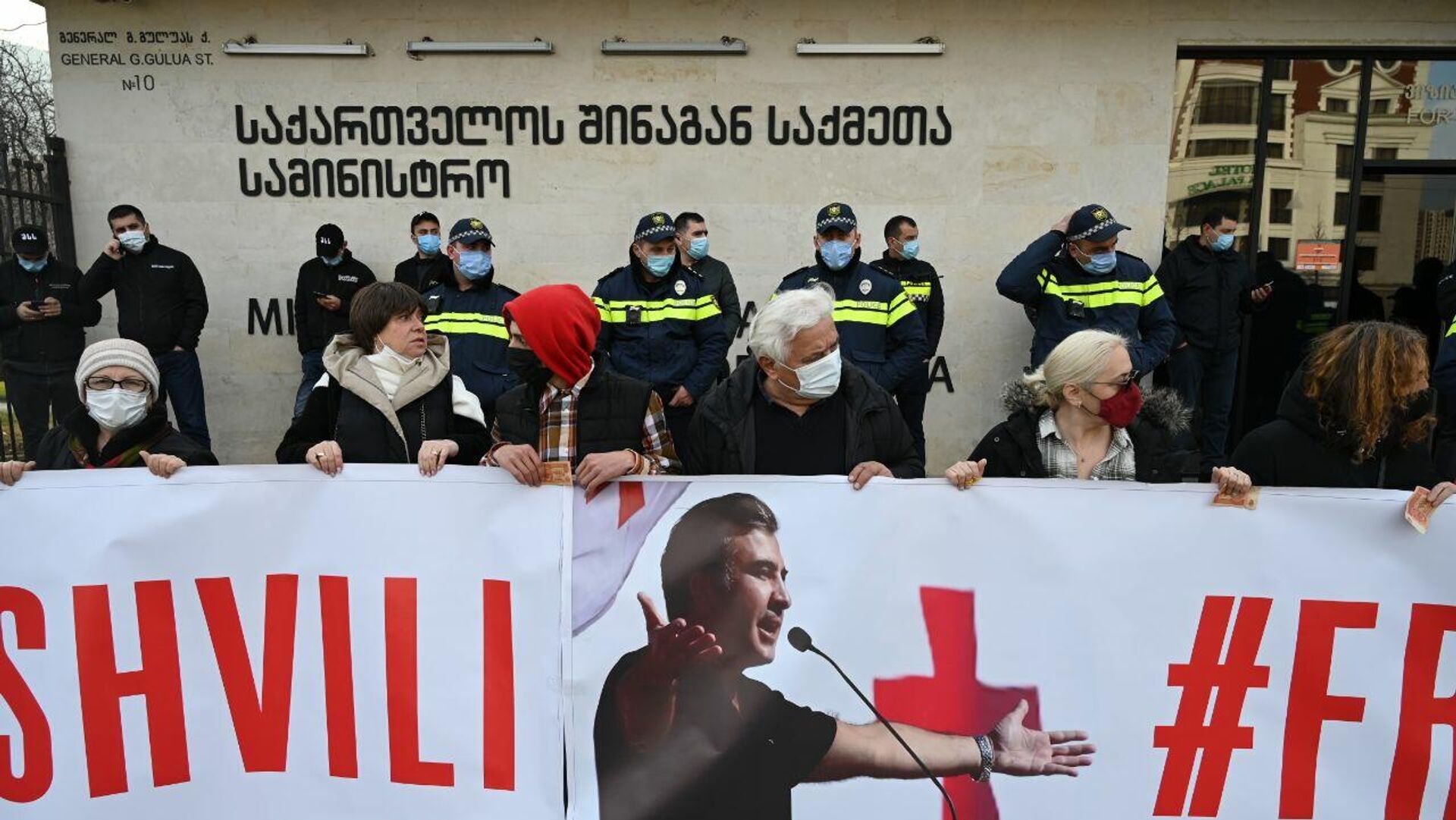 Акция протеста сторонников Саакашвили у здания МВД в Ортачала 18 декабря 2021 года - Sputnik Грузия, 1920, 20.12.2021