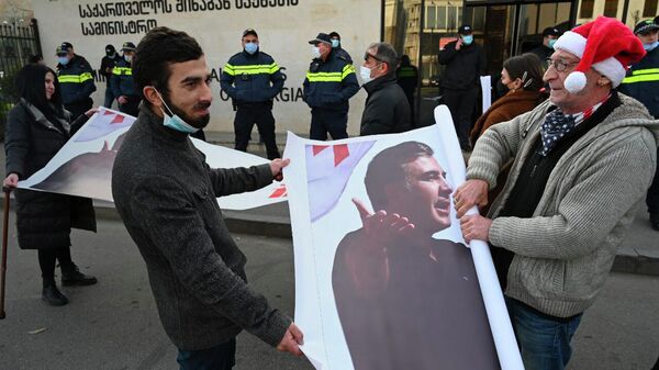 Сторонники Саакашвили провели новую акцию у здания МВД в Тбилиси - видео - Sputnik Грузия