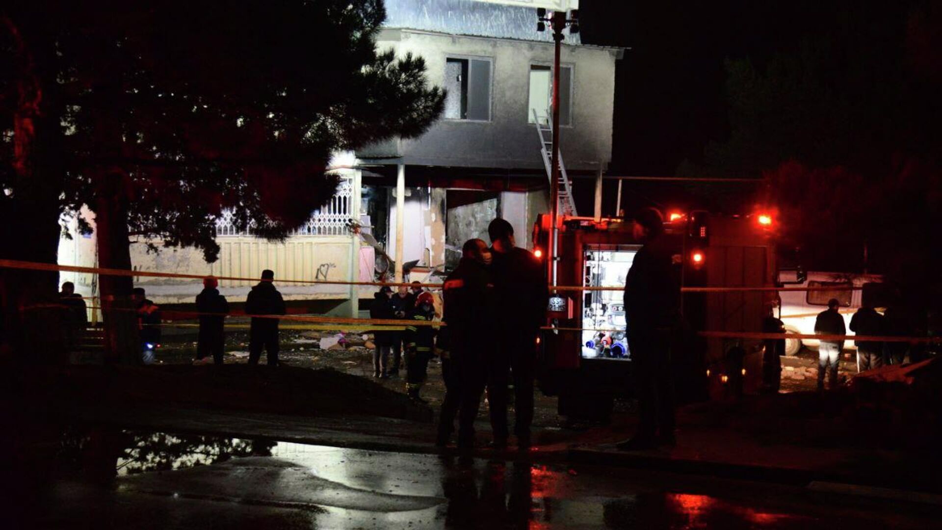 Взрыв бытового газа в жилом доме в районе Вазисубани в столице Грузии 19 декабря 2021 года - Sputnik Грузия, 1920, 19.12.2021