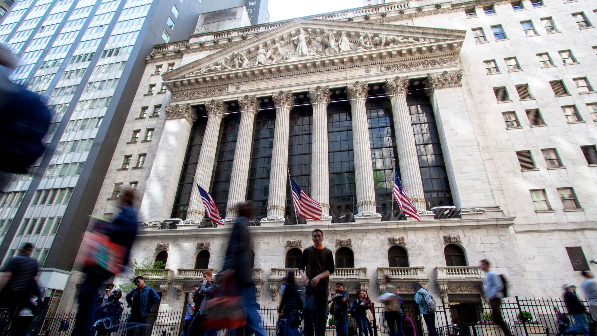 Нью-Йоркская фондовая биржа, расположенная на улице Уолл-Стрит. - Sputnik Грузия, 1920, 21.12.2021