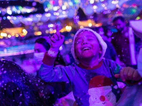 Для взрослых и детей были предусмотрены два разных шоу со всеми новогодними атрибутами: оленями, санями и снежинками - Sputnik Грузия