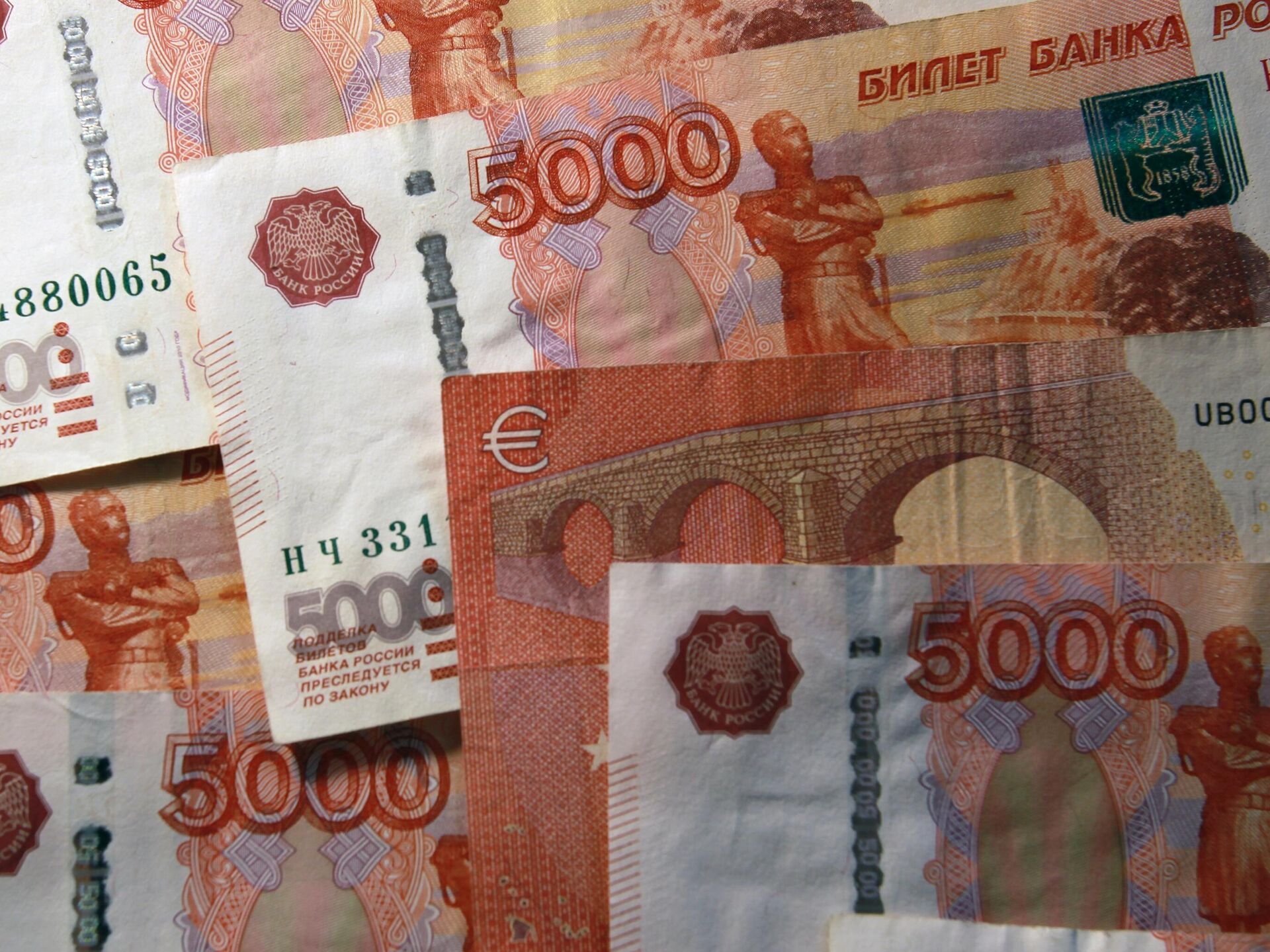 Номиналом 5000 рублей. Деньги рубли. Купюра 18 тысяч рублей.