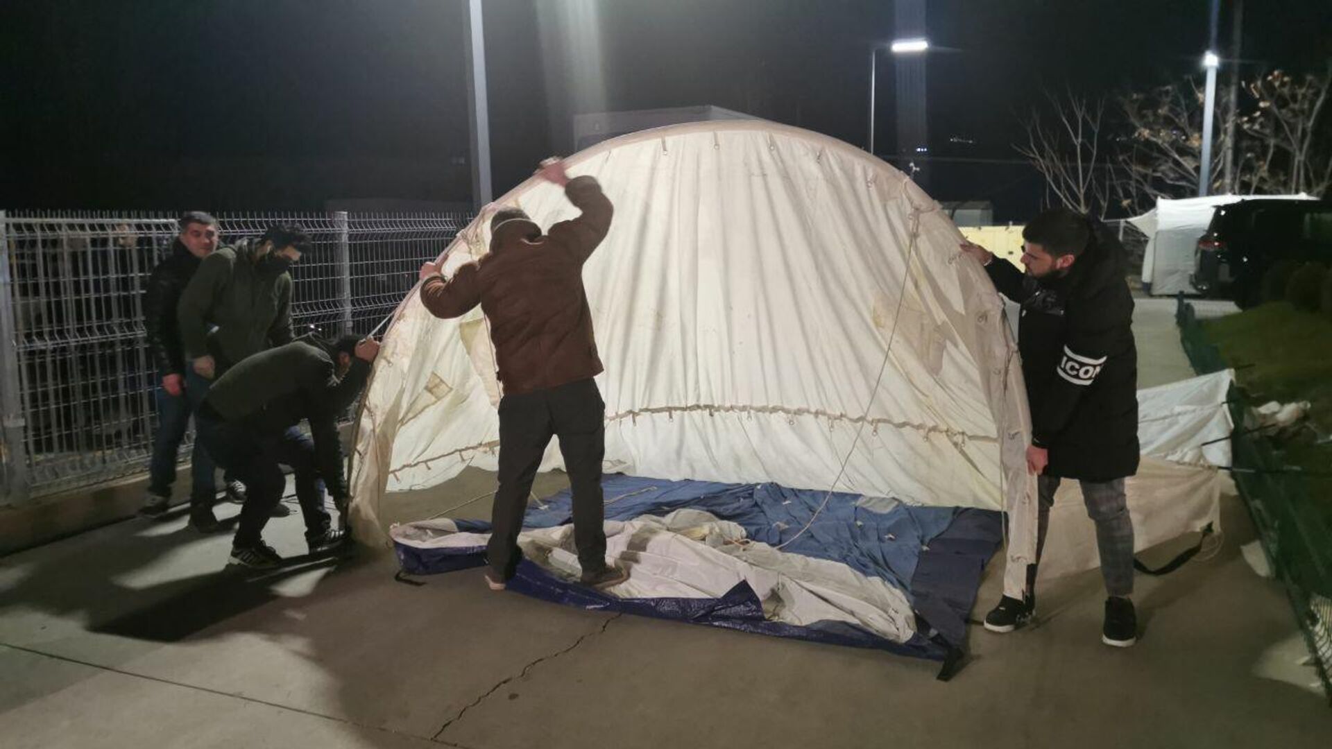 Представители ЕНД ставят палатки для голодающих у офиса Единого нацдвижения 21 декабря 2021 года - Sputnik Грузия, 1920, 22.12.2021