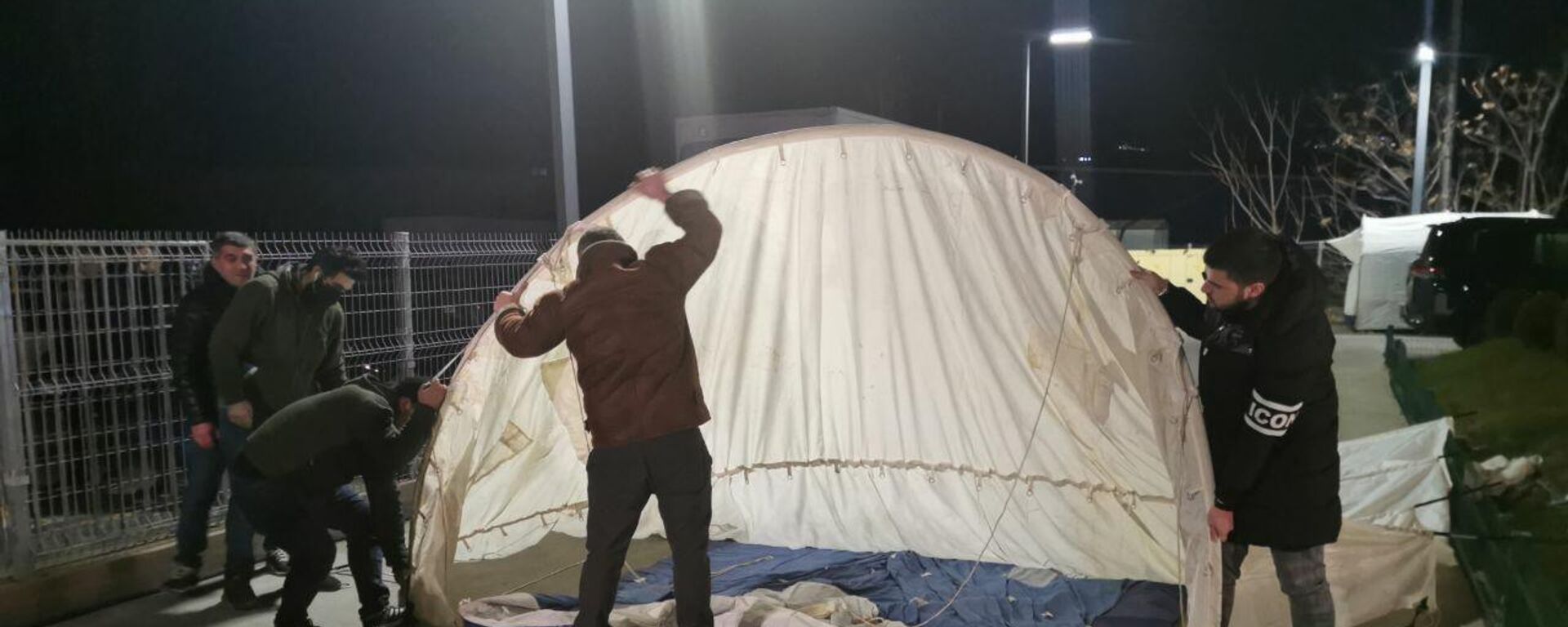 Представители ЕНД ставят палатки для голодающих у офиса Единого нацдвижения 21 декабря 2021 года - Sputnik Грузия, 1920, 22.12.2021