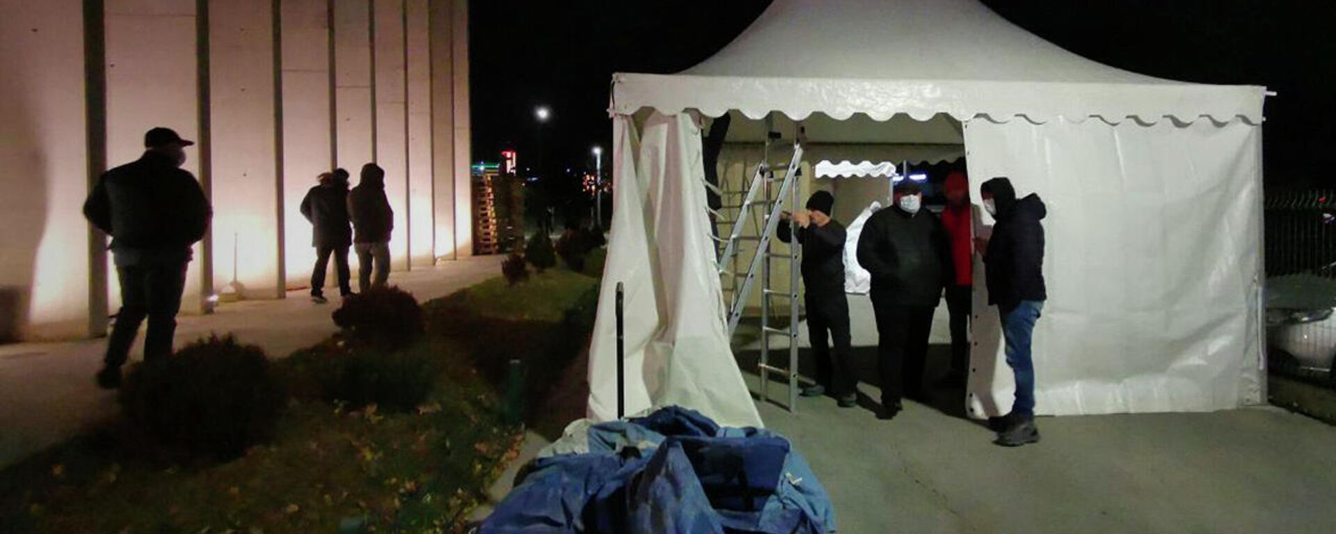Палатки для голодающих у офиса ЕНД установили активисты Нацдвижения - видео - Sputnik Грузия, 1920, 22.12.2021