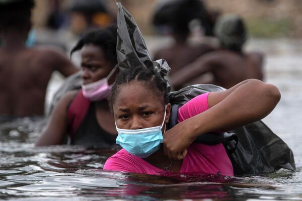Гаитянские мигранты пересекают реку Рио-Гранде, чтобы получить еду и воду в Мексике - Sputnik Грузия