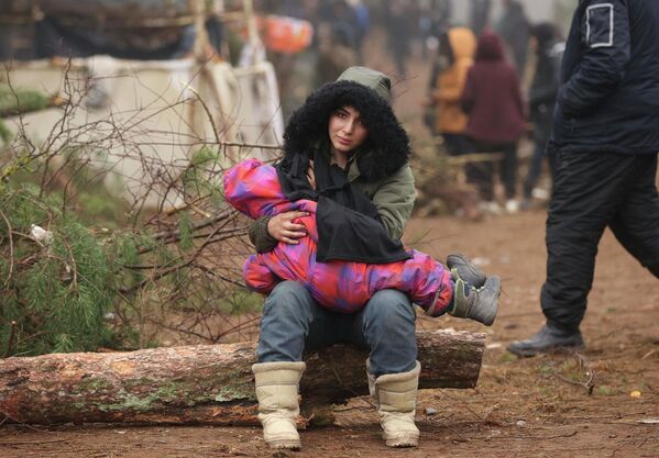 Женщина с ребенком на границе Беларуси и Польши недалеко от Гродно - Sputnik Грузия