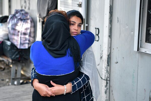 Афганские беженки обнимаются в лагере Вати в Греции - Sputnik Грузия