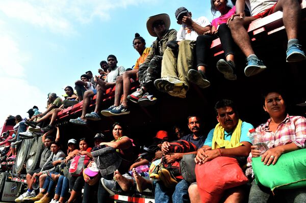 Мексиканские мигранты едут в США на грузовике, муниципалитет Хесус Карранса - Sputnik Грузия