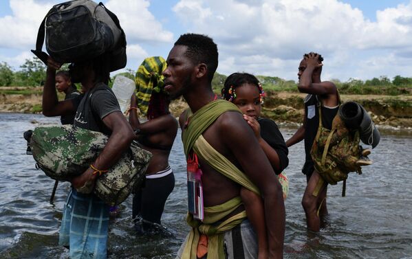 Мигранты по пути в США пересекают реку Чукунаке в Панаме - Sputnik Грузия