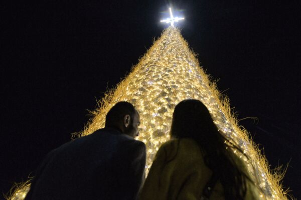 Необычная рождественская ель в христианском городе Бахдида в Ираке - Sputnik Грузия