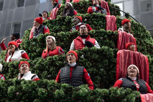 Выступающие поют на Рождественской елке во время парада в честь Дня Благодарения в Нью-Йорке - Sputnik Грузия