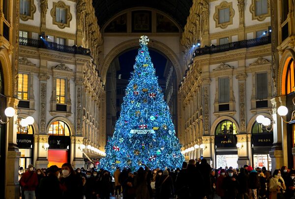 Рождественская елка, украшенная кристаллами Сваровски, в торговом центре Милана - Sputnik Грузия