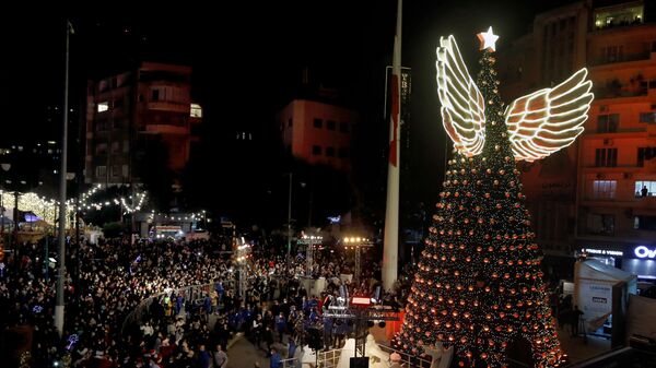 Рождественская елка с крылышками в Бейруте, Ливан - Sputnik Грузия