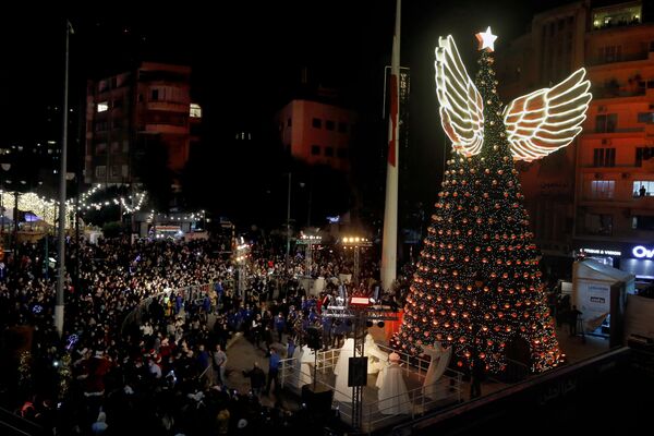 Рождественская елка с крылышками в Бейруте - Sputnik Грузия
