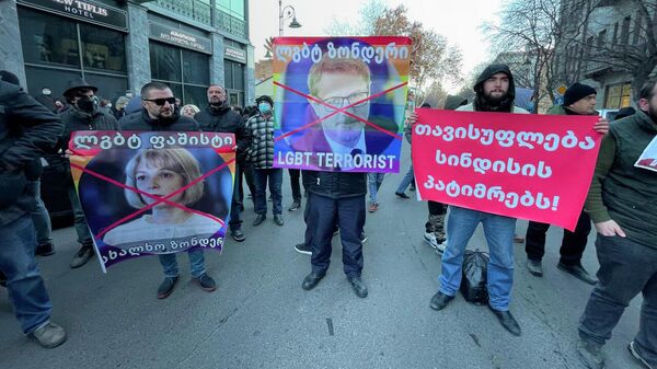 Противники ЛГБТ провели акцию, требуя освободить своих сторонников - видео - Sputnik Грузия