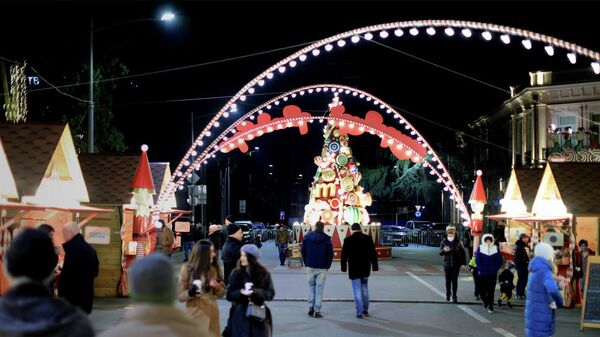 Новогодняя деревня в Тбилиси: центр столицы Грузии преобразился - видео - Sputnik Грузия