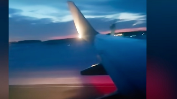Жуткие кадры: двигатель самолета Boeing загорелся при взлете - видео - Sputnik Грузия