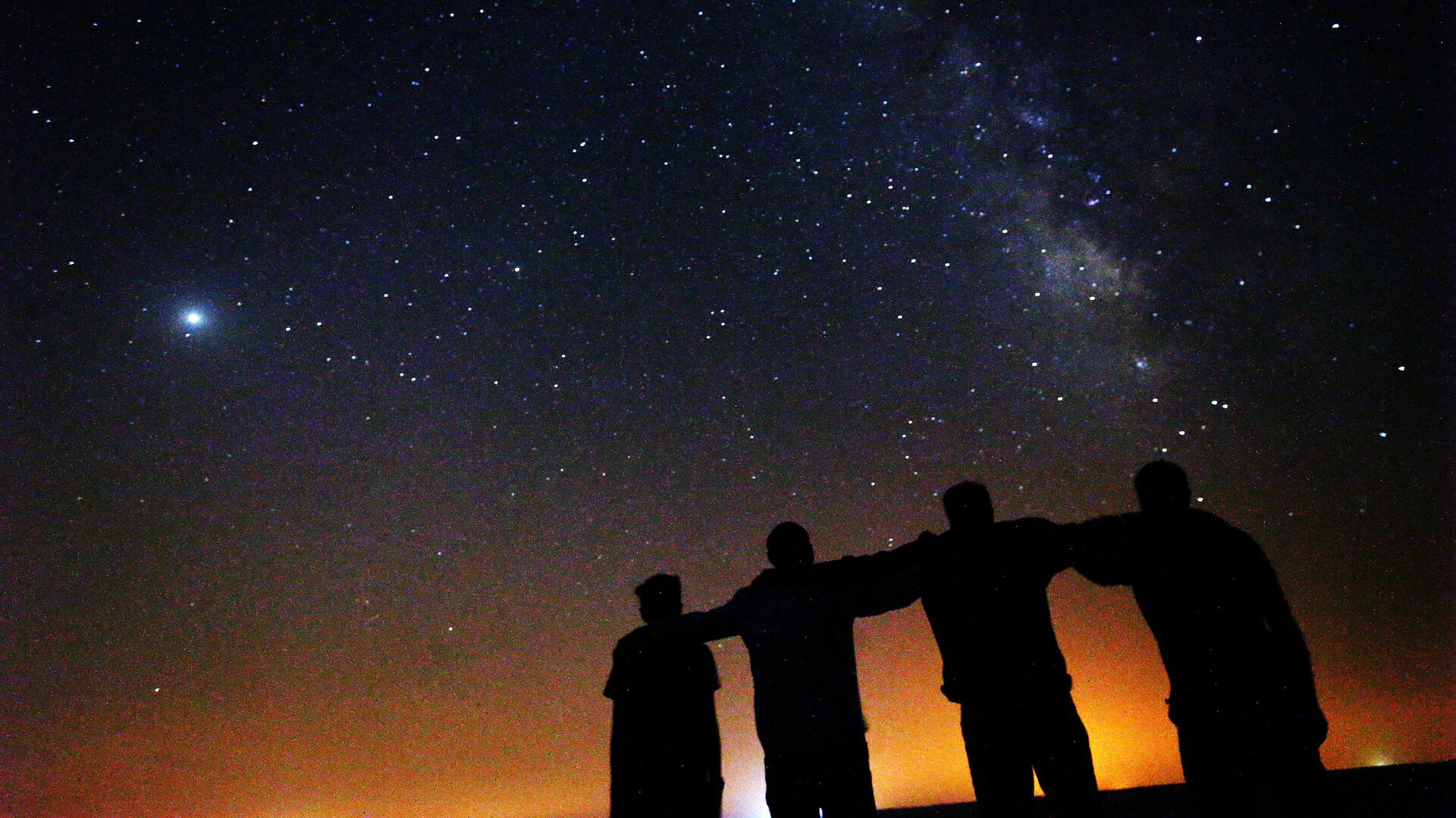 Друзья смотрят на Млечный путь в небе над Кувейтом  - Sputnik Грузия, 1920, 30.12.2021