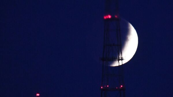 Луна во время затмения во Владивостоке - Sputnik Грузия