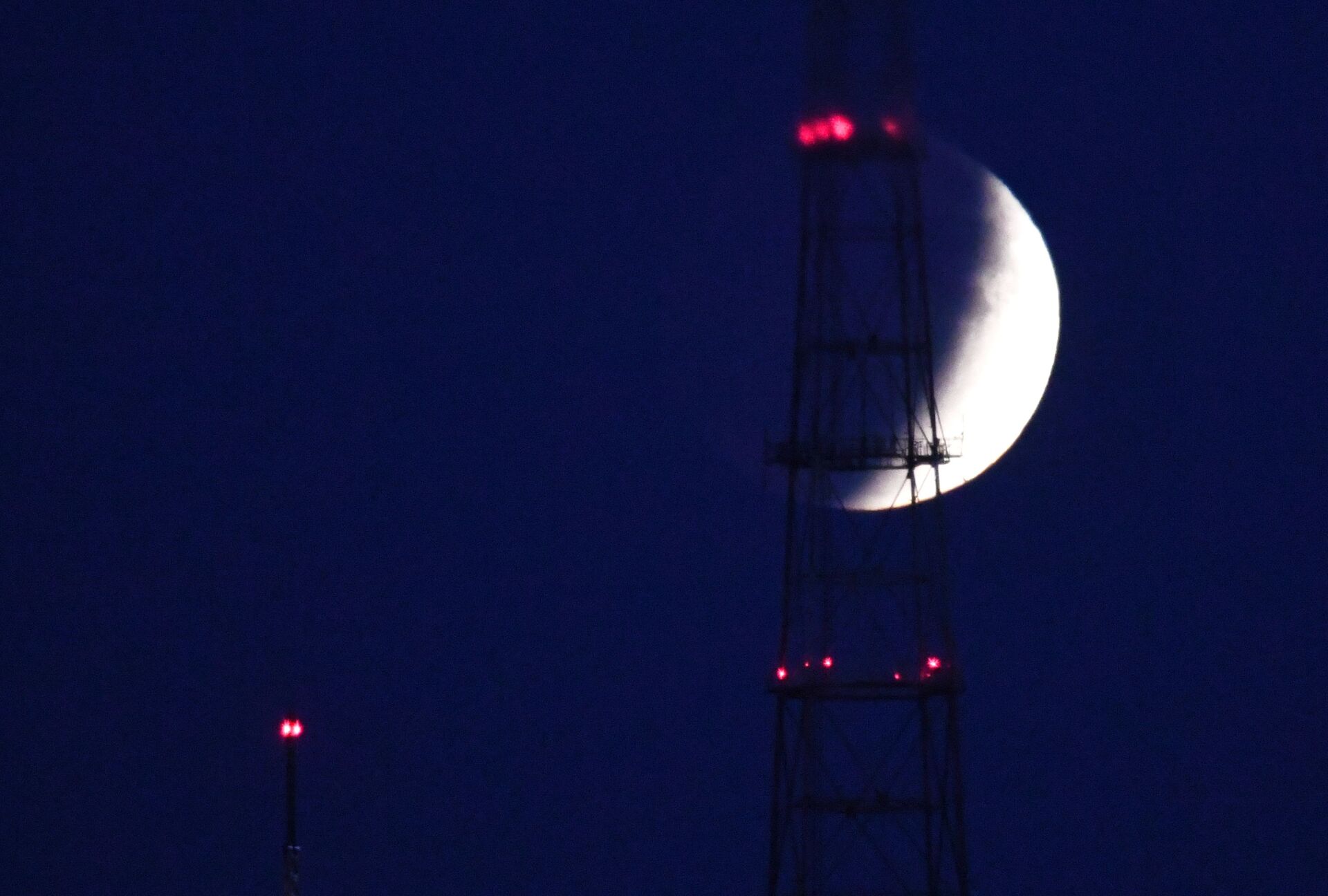 Луна во время затмения во Владивостоке - Sputnik Грузия, 1920, 30.03.2022