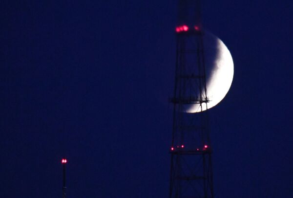 Снимок самого продолжительного лунного затмения во Владивостоке - большая часть лунного диска приобрела красноватый оттенок - Sputnik Грузия