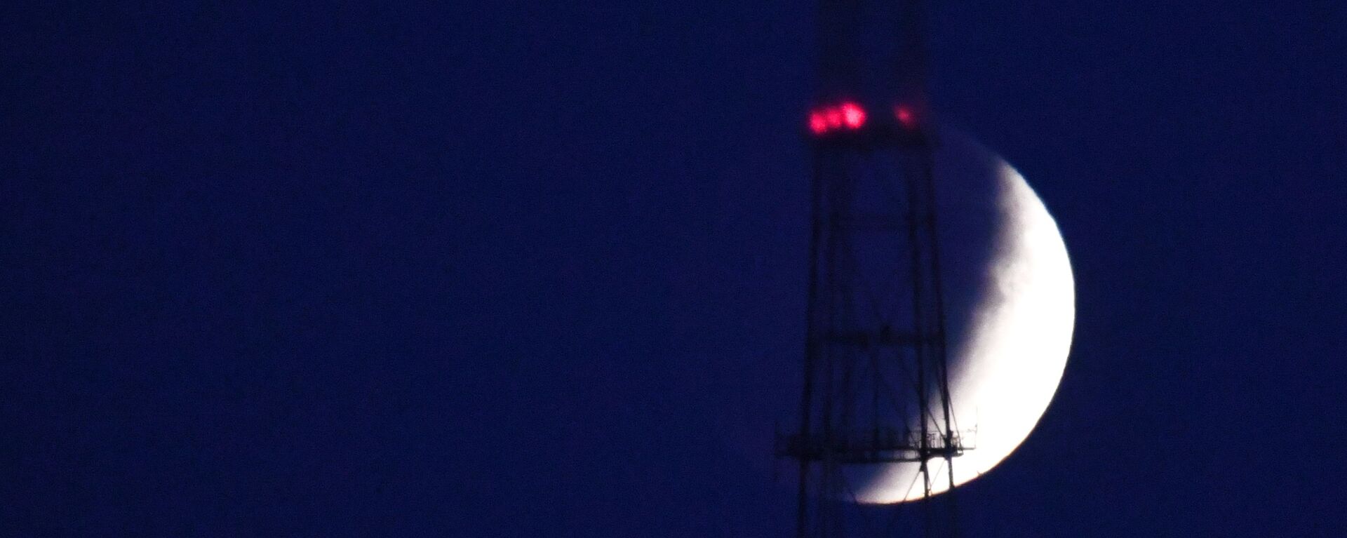 Луна во время затмения во Владивостоке - Sputnik Грузия, 1920, 09.10.2023