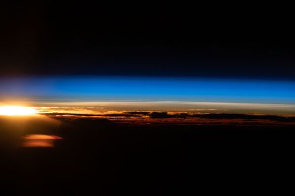 Орбитальный восход солнца, запечатленный на Международной космической станции. Высота - 65 миль над Индийским океаном у побережья Западной Австралии - Sputnik Грузия