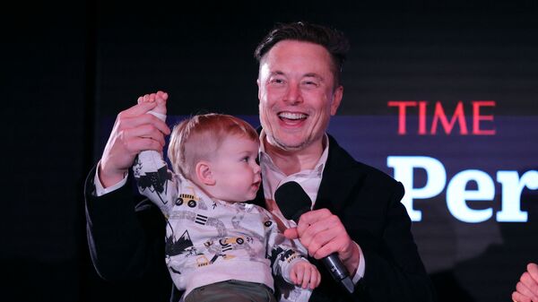 Илон Маск и сын X A-12 на сцене TIME Человек года в Нью-Йорке, США - Sputnik Грузия