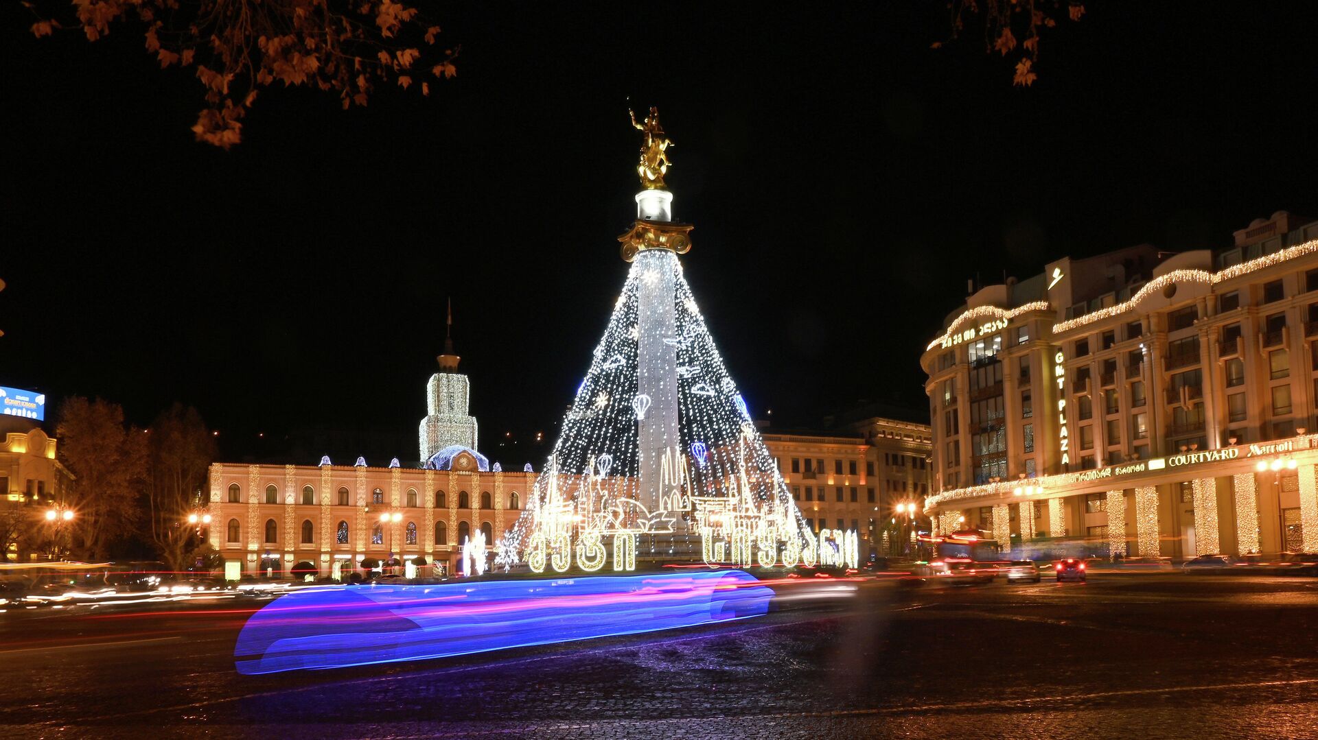 Новогодняя иллюминация и новогодние украшения на площади Свободы  - Sputnik Грузия, 1920, 30.12.2021