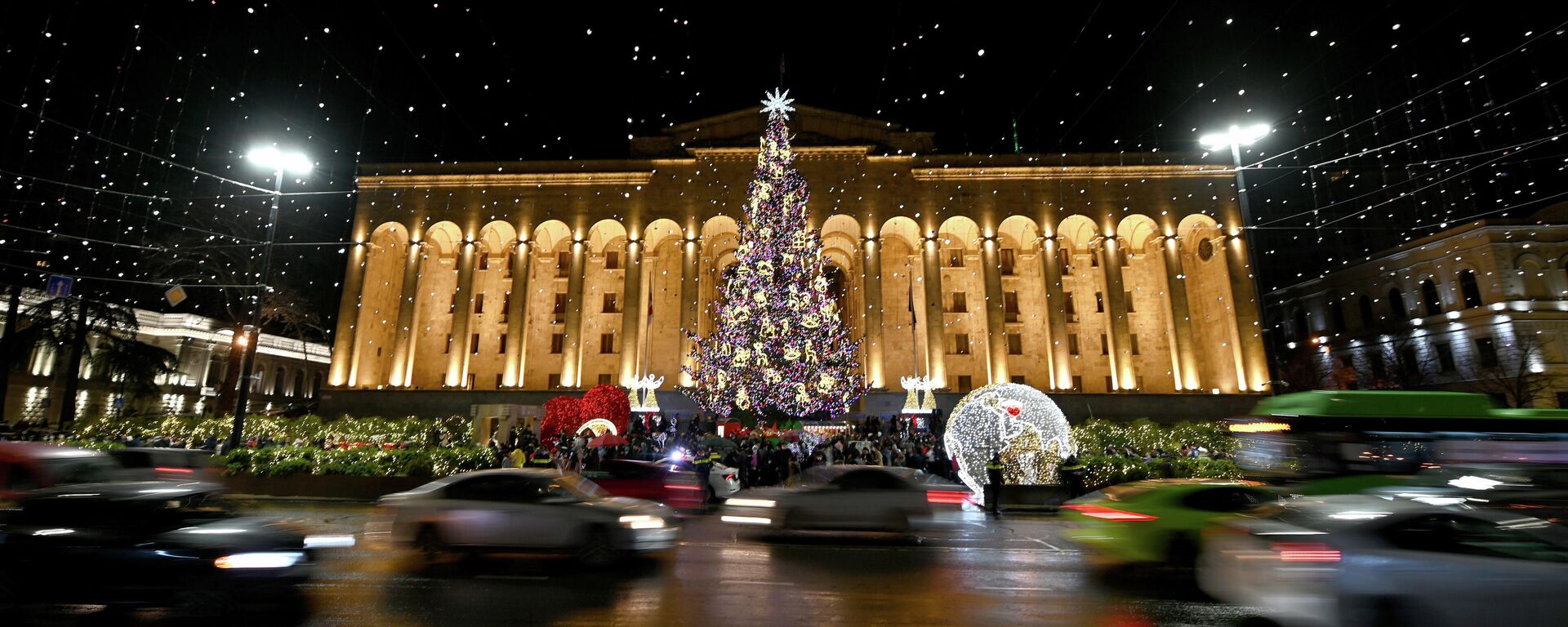 Главная новогодняя елка Грузии на проспекте Руставели у здания парламента - Sputnik Грузия, 1920, 27.10.2023