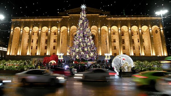 Главная новогодняя елка Грузии на проспекте Руставели у здания парламента - Sputnik Грузия