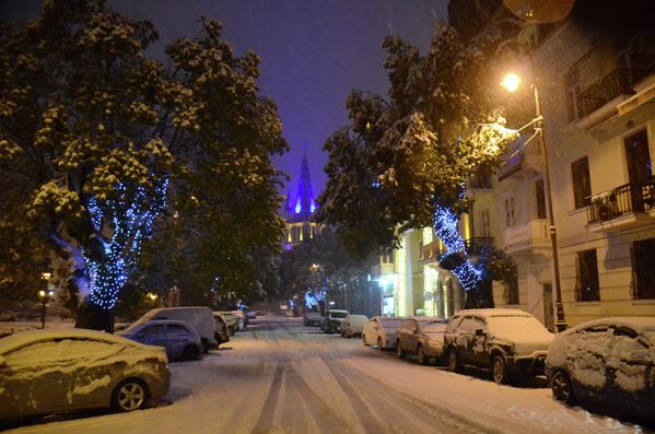 თოვლი კი კიდევ უფრო ცივს ხდის ქალაქის ქუჩებს - Sputnik საქართველო