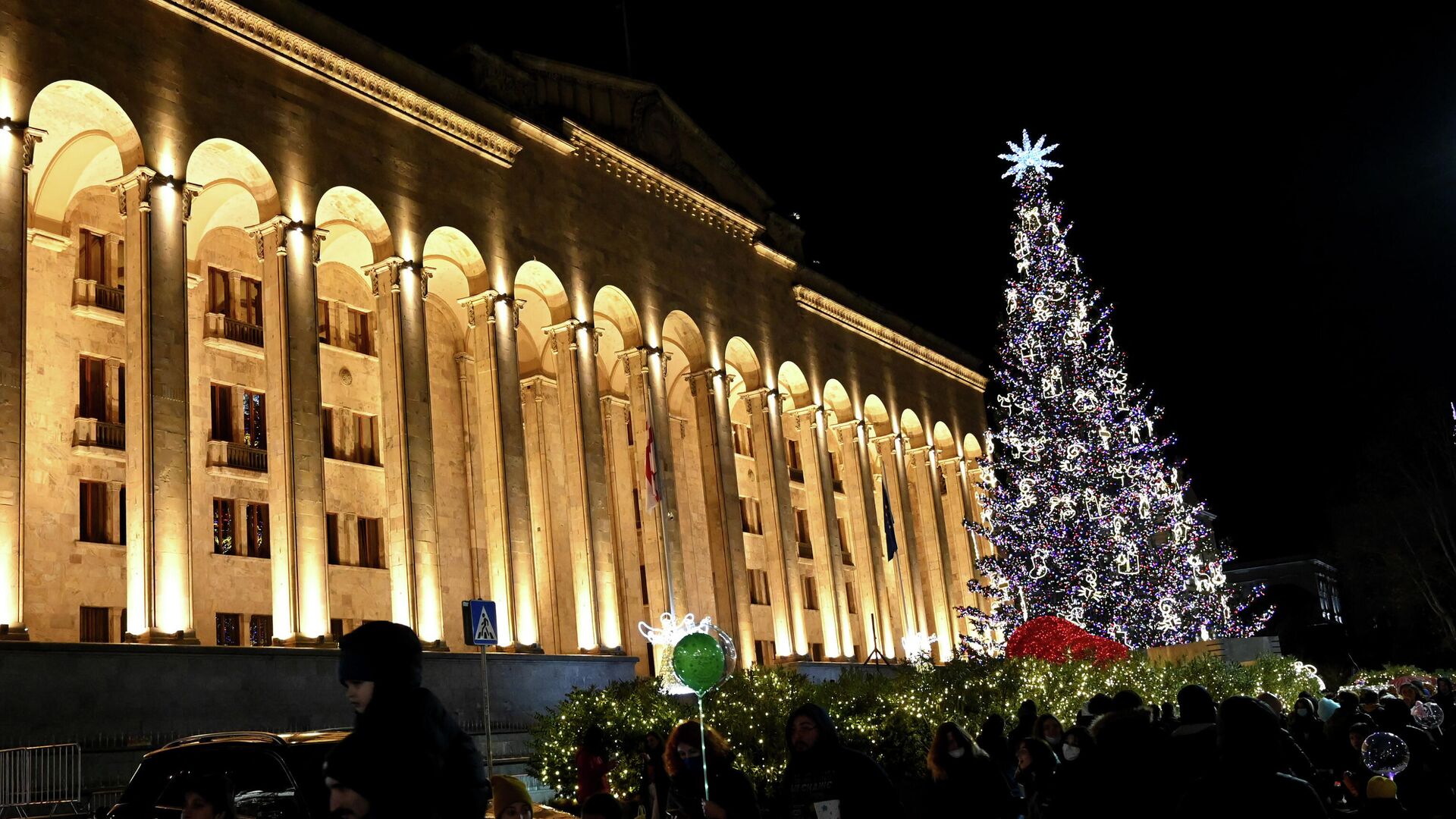 Главная новогодняя елка Грузии на проспекте Руставели у здания парламента - Sputnik Грузия, 1920, 01.01.2022
