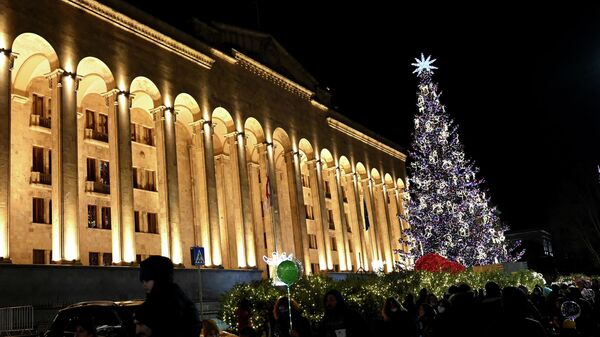 Главная новогодняя елка Грузии на проспекте Руставели у здания парламента - Sputnik Грузия