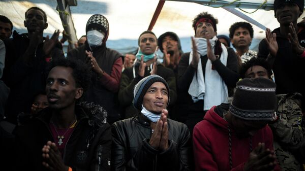 Беженцы из Эритреи направляются через Средиземное море в Испанию - Sputnik Грузия
