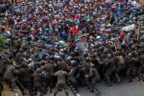 Столкновения гондурасских мигрантов с гватемальскими солдатами в Вадо-Хондо, Гватемала. - Sputnik Грузия
